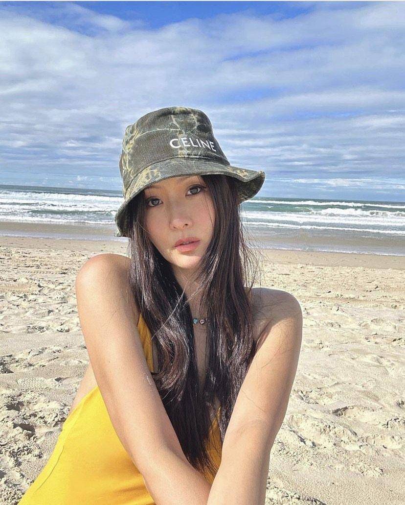 孙芸芸露深沟化身年轻辣妹　彩虹首饰青春无敌 时尚穿搭 图2张