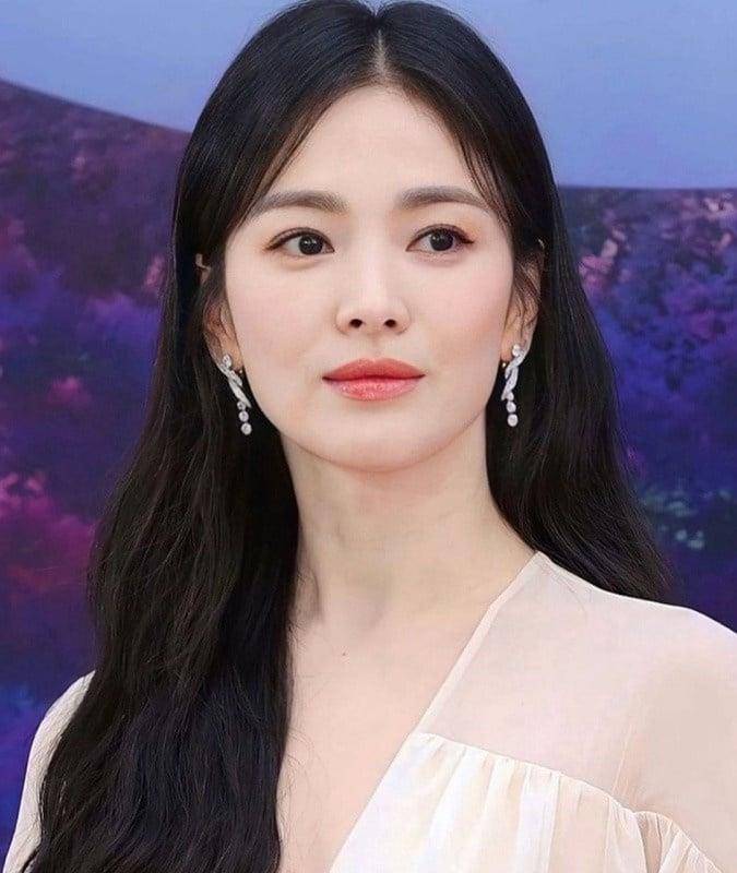 宋慧乔历年发型都是封神等级!公主切成经典、中分波浪根本仙女下凡 内容图3 潮正奢/潮品文/潮臻社-实时追踪全球最新奢侈品牌新闻资讯的官网站! 宋慧乔历年发型盘点!Met Gala公主切、气质中分根本仙女下凡,这款编发无敌显嫩