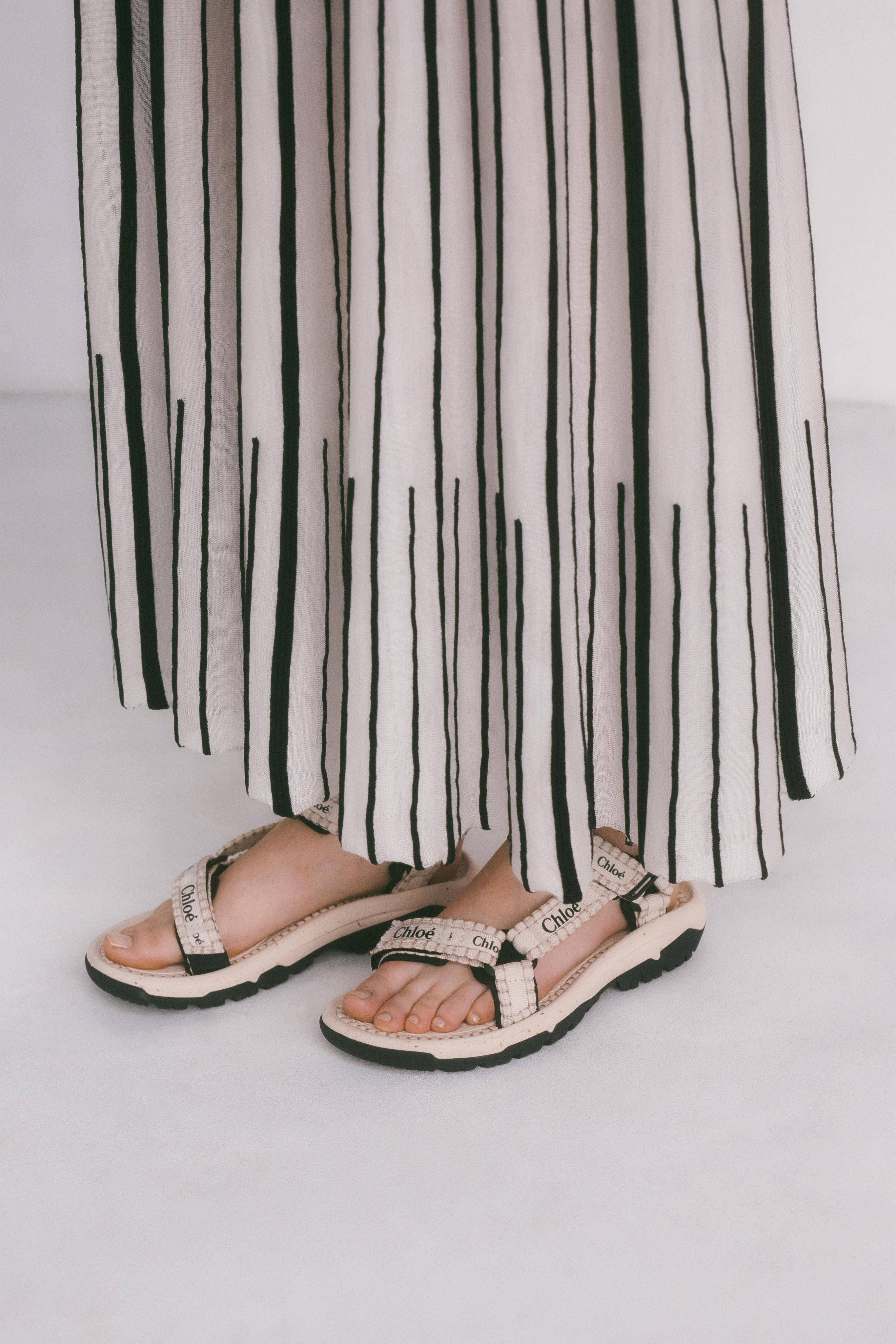 今夏最美凉鞋Chloé X Teva！　Logo彩色蝴蝶结、天然米色系梦幻上脚 时尚穿搭 图3张