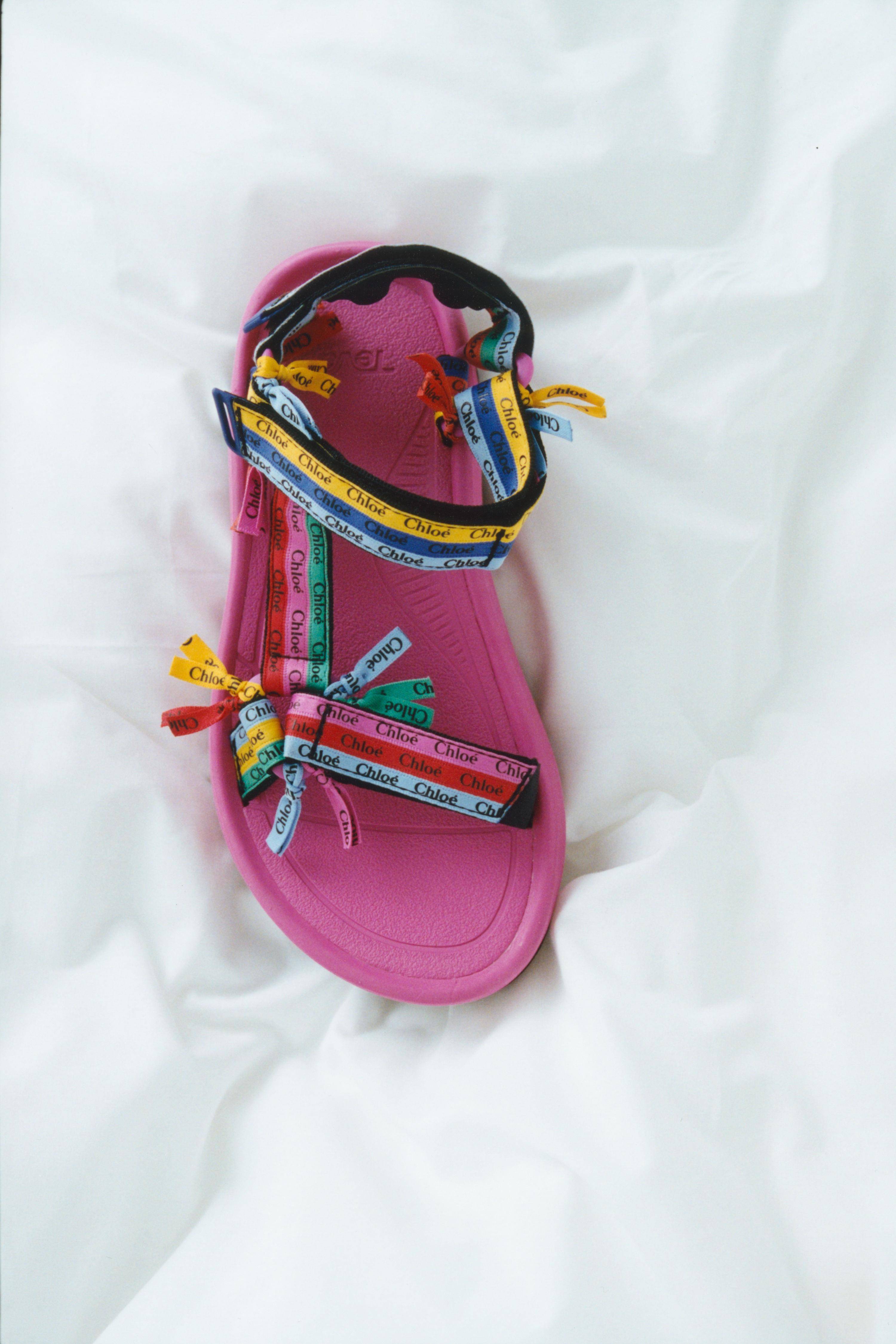 今夏最美凉鞋Chloé X Teva！　Logo彩色蝴蝶结、天然米色系梦幻上脚 时尚穿搭 图4张
