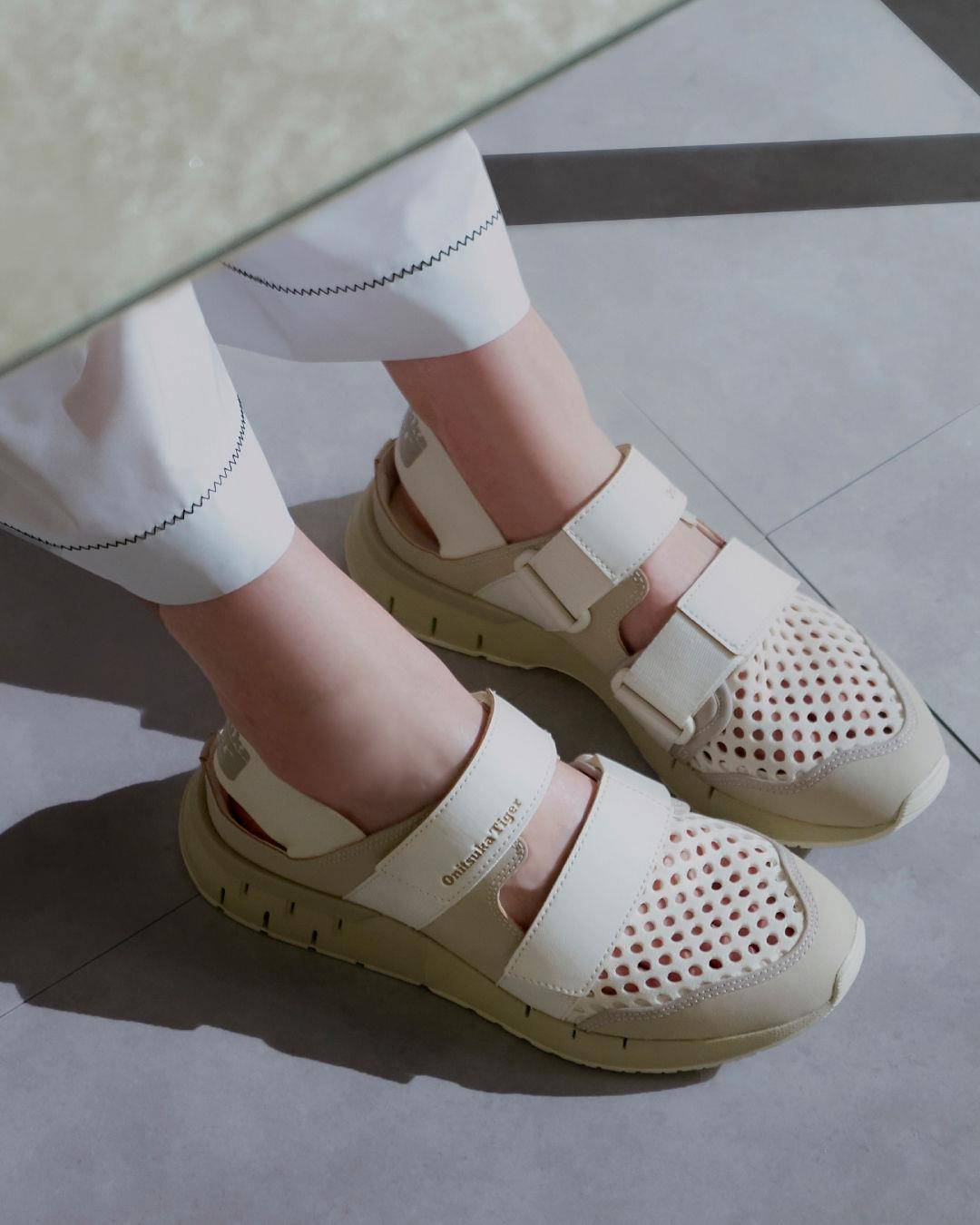 今夏最美凉鞋Chloé X Teva！　Logo彩色蝴蝶结、天然米色系梦幻上脚 时尚穿搭 图5张