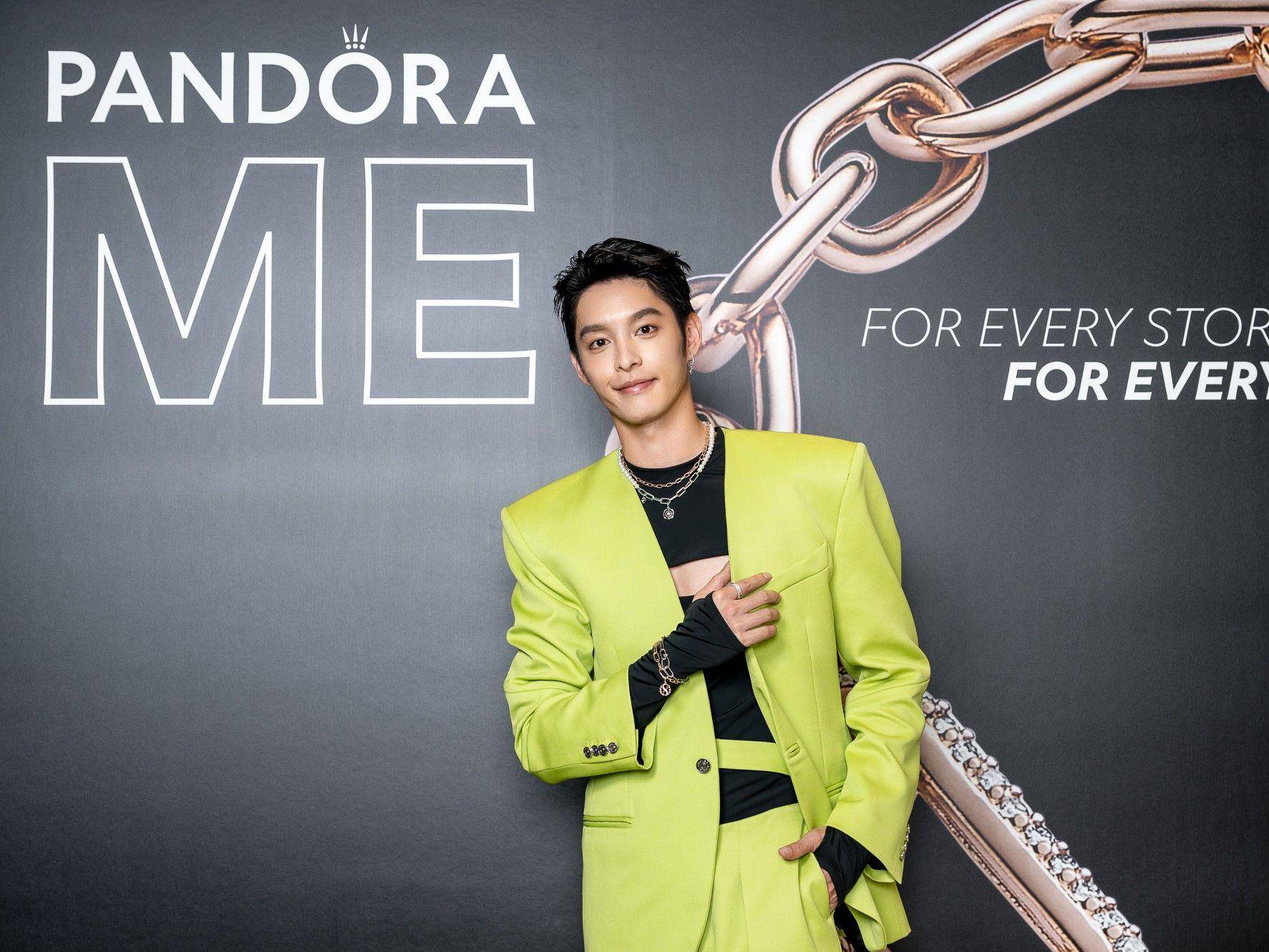曹佑宁变行走“萤光棒”秀Pandora　一眼相中王净适合的手炼 名人名流 图1张
