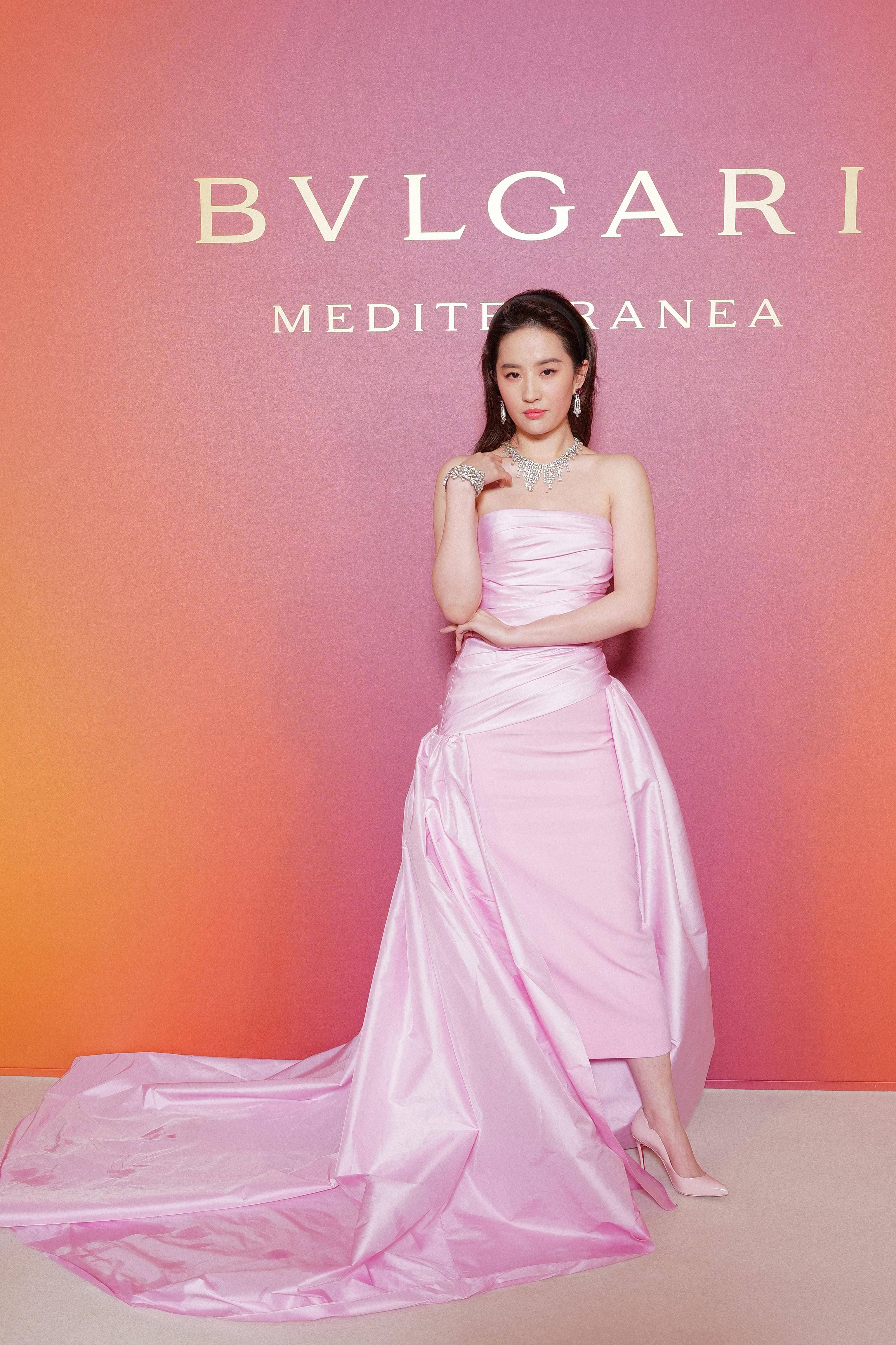 安海瑟薇S形曲线毕露　 女王造型击退Lisa称霸宝格丽晚宴 奢侈品牌 图5张