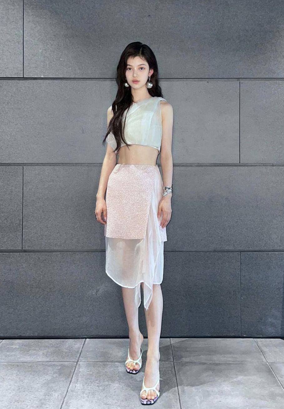 NewJeans 18岁混血成员被赞真人版美人鱼！穿上光泽感两截薄纱超仙 名人名流 图2张