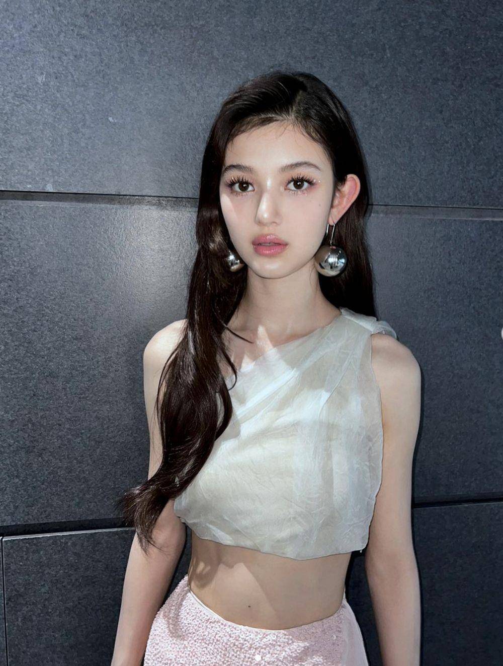 NewJeans 18岁混血成员被赞真人版美人鱼！穿上光泽感两截薄纱超仙 名人名流 图1张