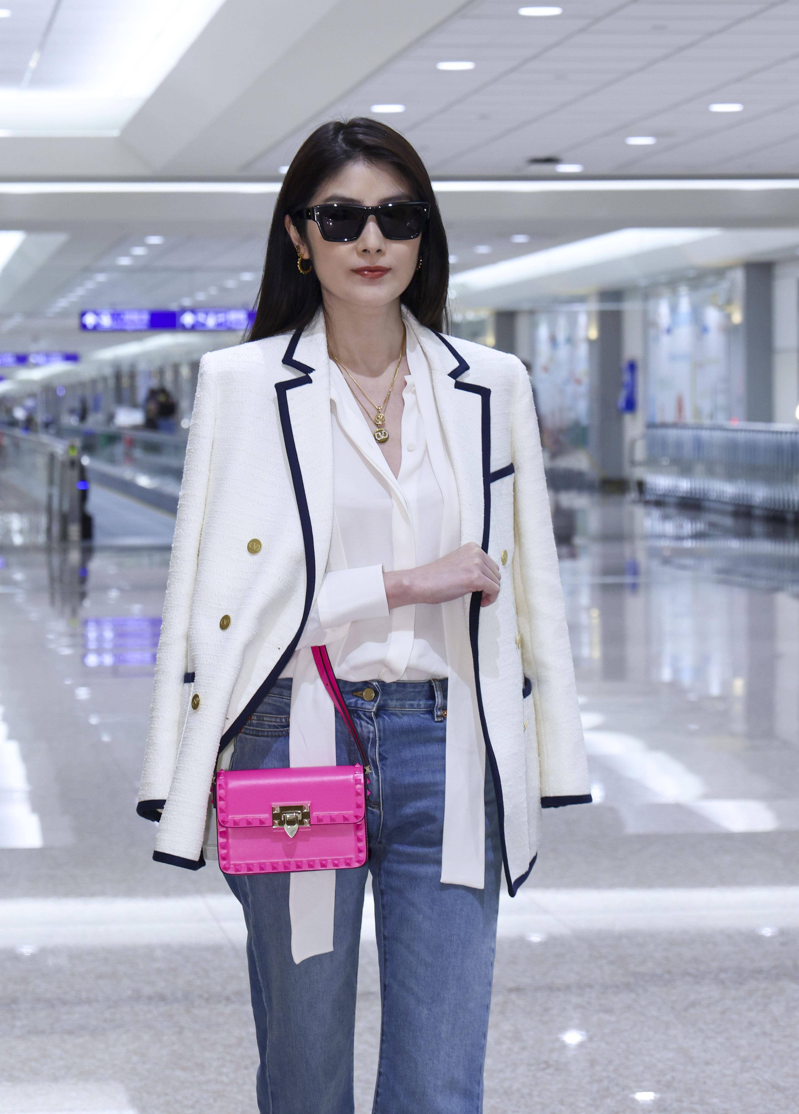包・开箱／“Valentino粉”Rockstud23手袋登场！铆钉遇上芭比粉的摇滚恋曲 时尚穿搭 图4张