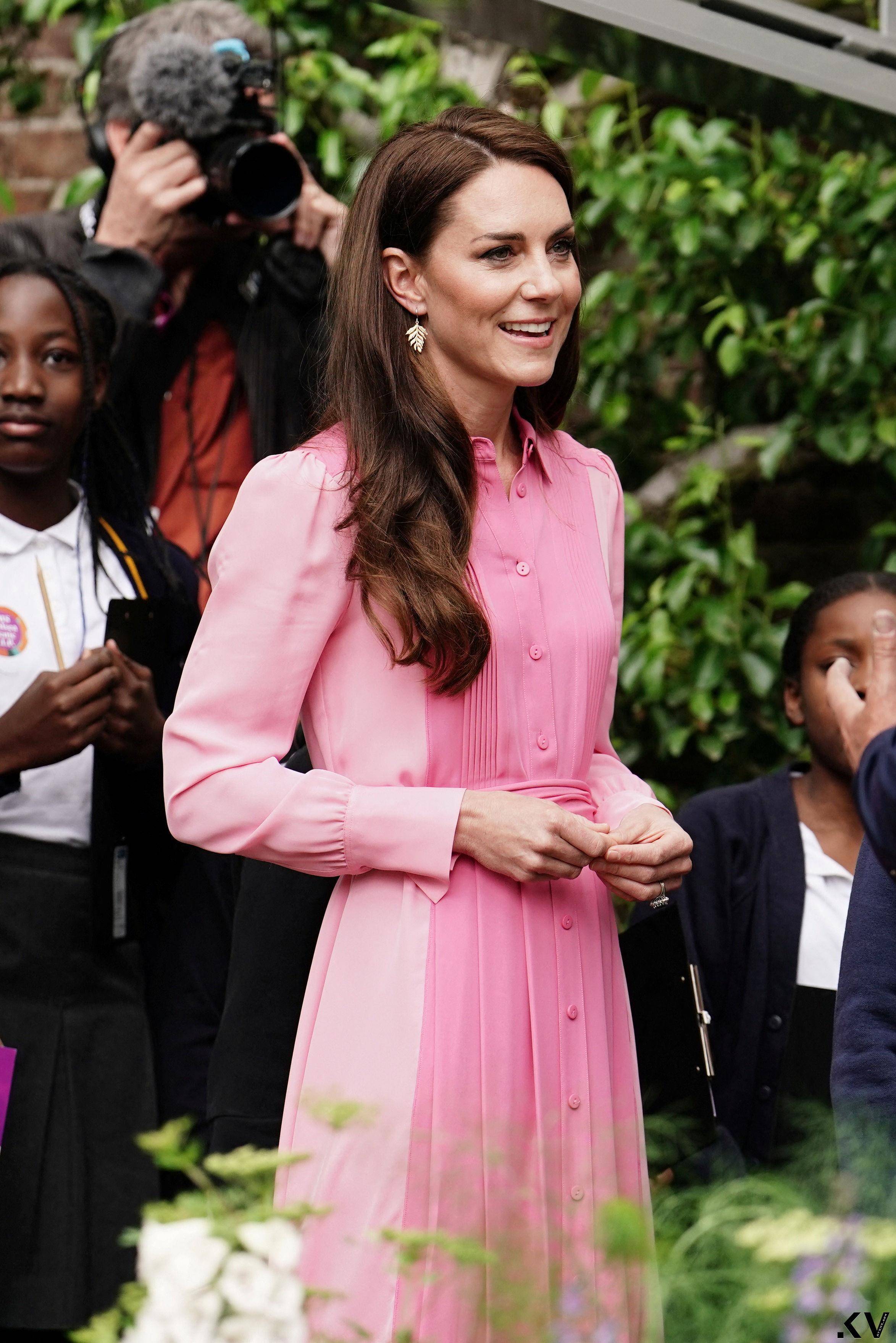 凯特王妃糖果粉洋装逛花园　少女感设计妈妈也有一件 时尚穿搭 图3张