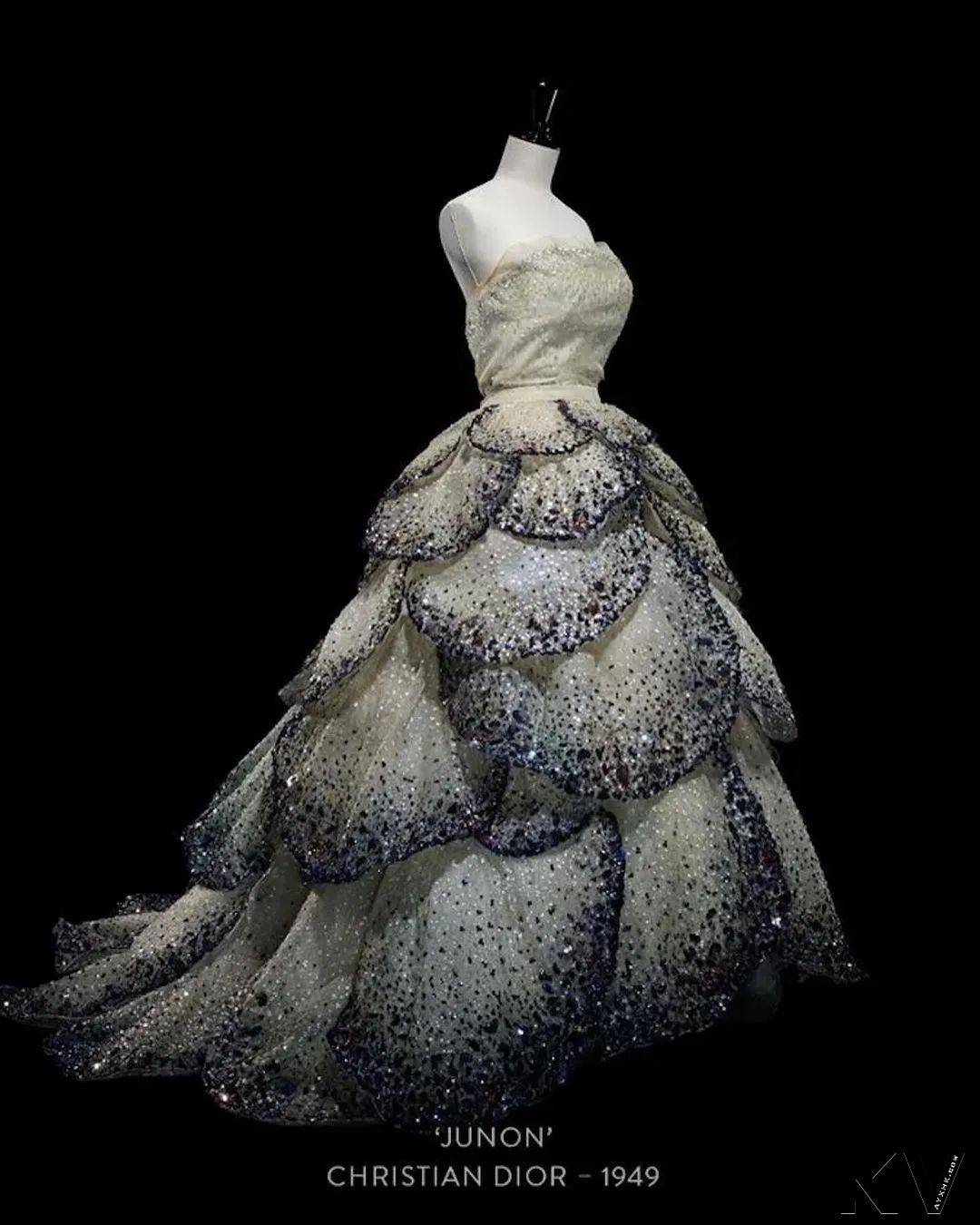 娜塔莉波曼“花瓣裙”复刻自74年前古董　携茱莉安摩尔齐惊艳坎城红毯 时尚穿搭 图3张