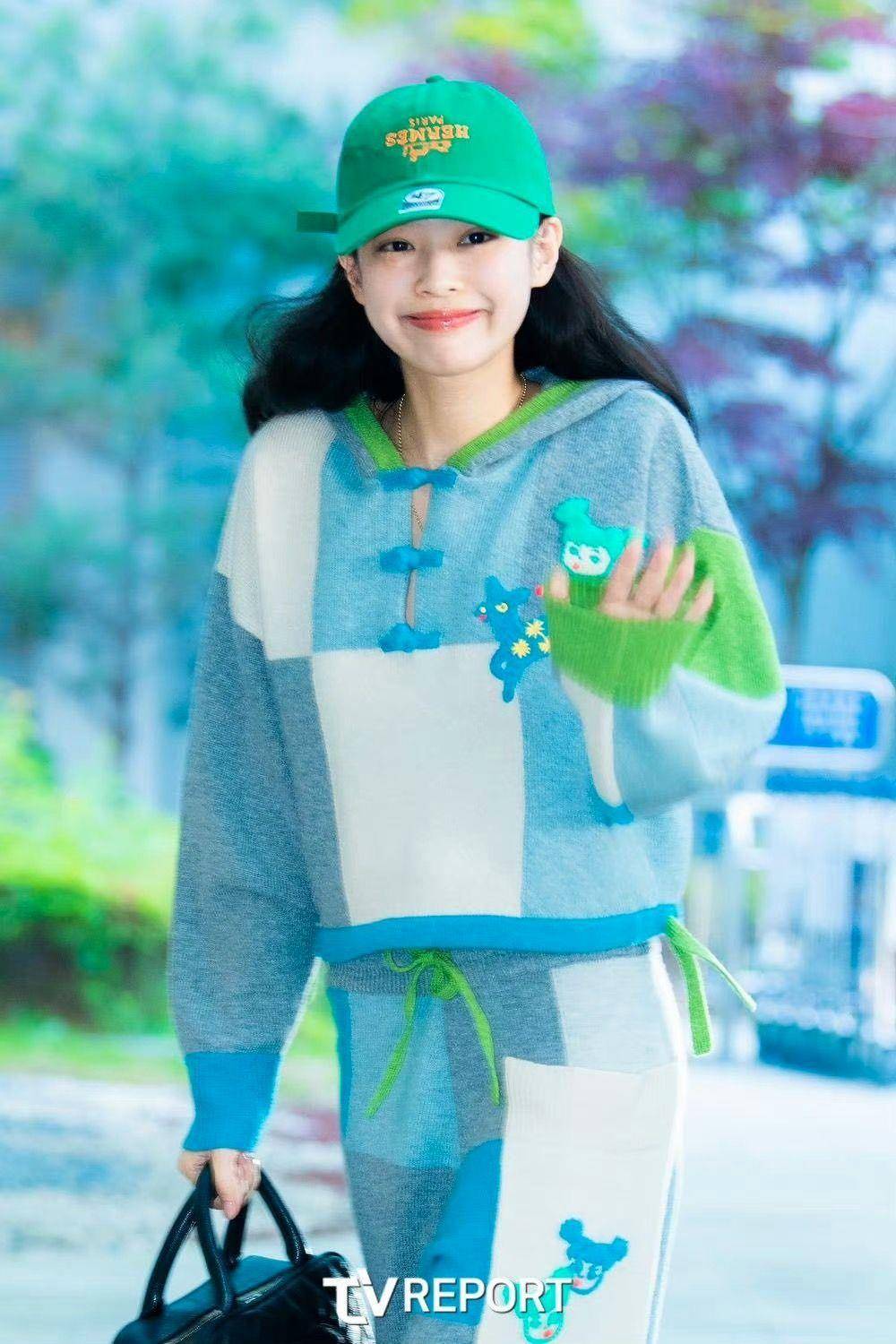 说・流行／Jennie机场穿搭泄爱牌“YanYan”　七彩针织、俏皮少女风必须认识 时尚穿搭 图2张