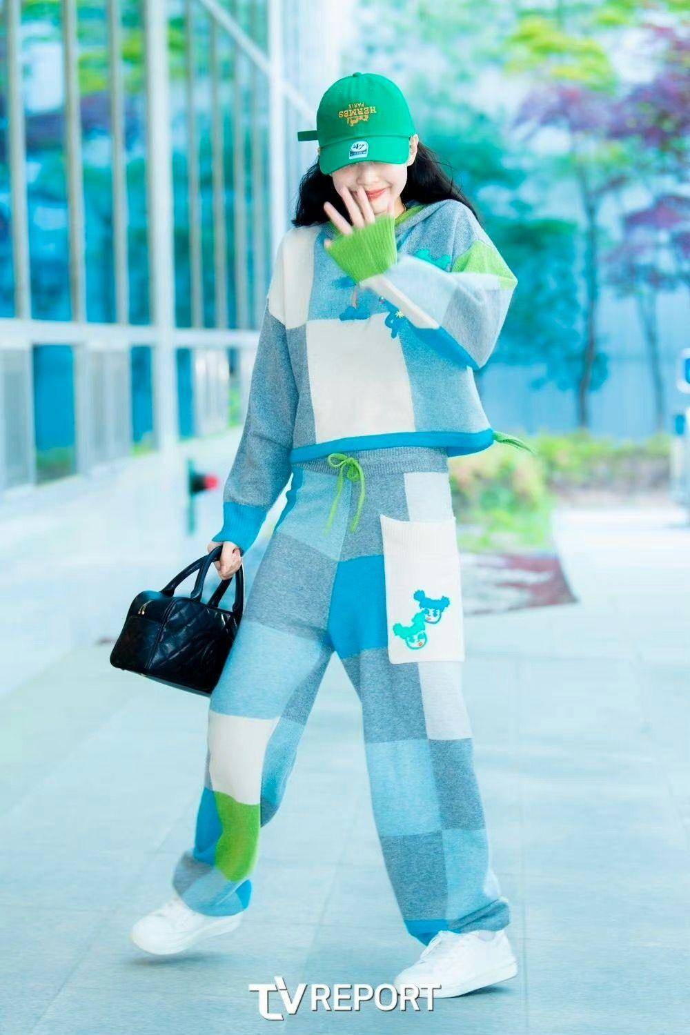 说・流行／Jennie机场穿搭泄爱牌“YanYan”　七彩针织、俏皮少女风必须认识 时尚穿搭 图1张