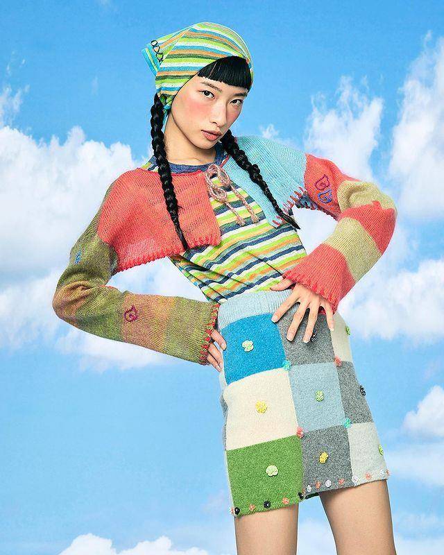 说・流行／Jennie机场穿搭泄爱牌“YanYan”　七彩针织、俏皮少女风必须认识 时尚穿搭 图4张