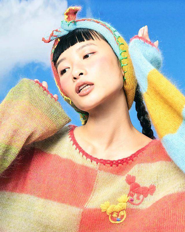 说・流行／Jennie机场穿搭泄爱牌“YanYan”　七彩针织、俏皮少女风必须认识 时尚穿搭 图5张
