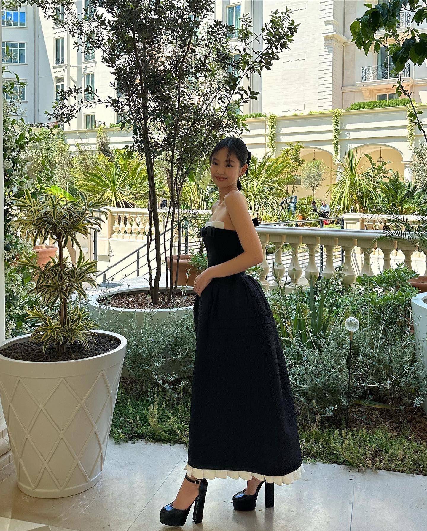 Jennie新剧挨批乏味至极 　继续甜笑扮俏丽公主秀美腿　 时尚穿搭 图4张