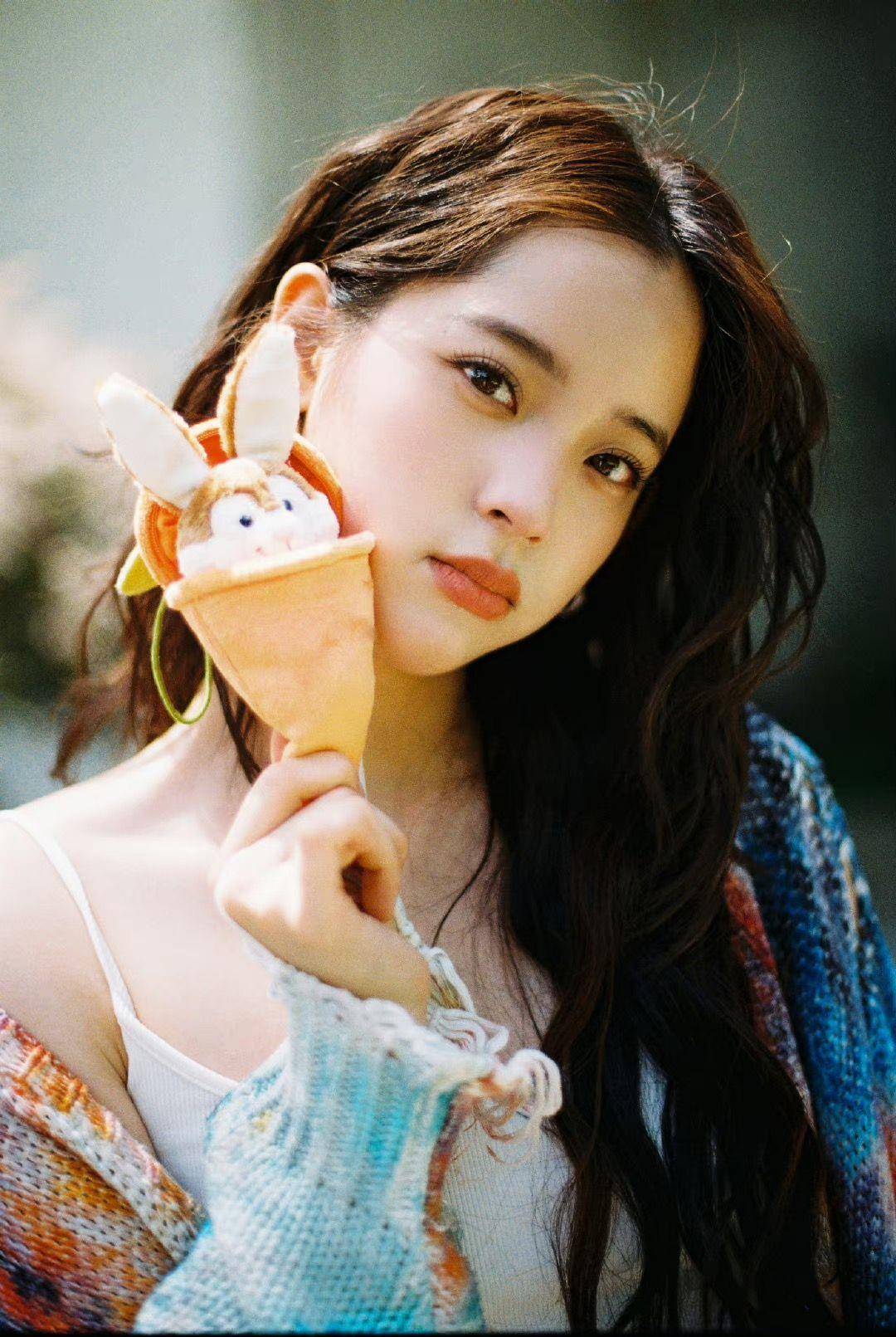 欧阳娜娜穿Jason Wu红裙成熟造型获好评！　勾勒绝美肩线气质满满 名人名流 图1张