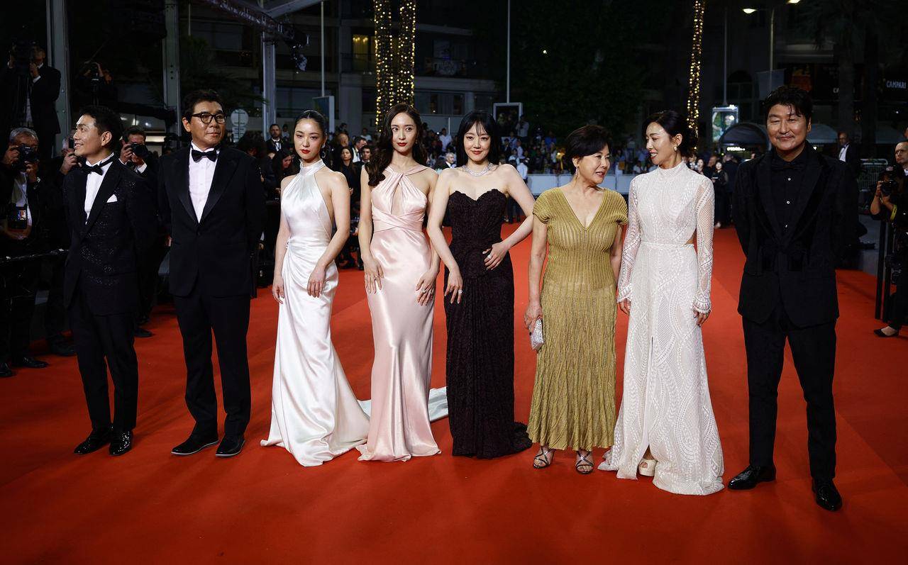 Krystal粉色礼服露美胸踏坎城红毯　全汝彬性感直角肩Chopard加持更大气 时尚穿搭 图2张