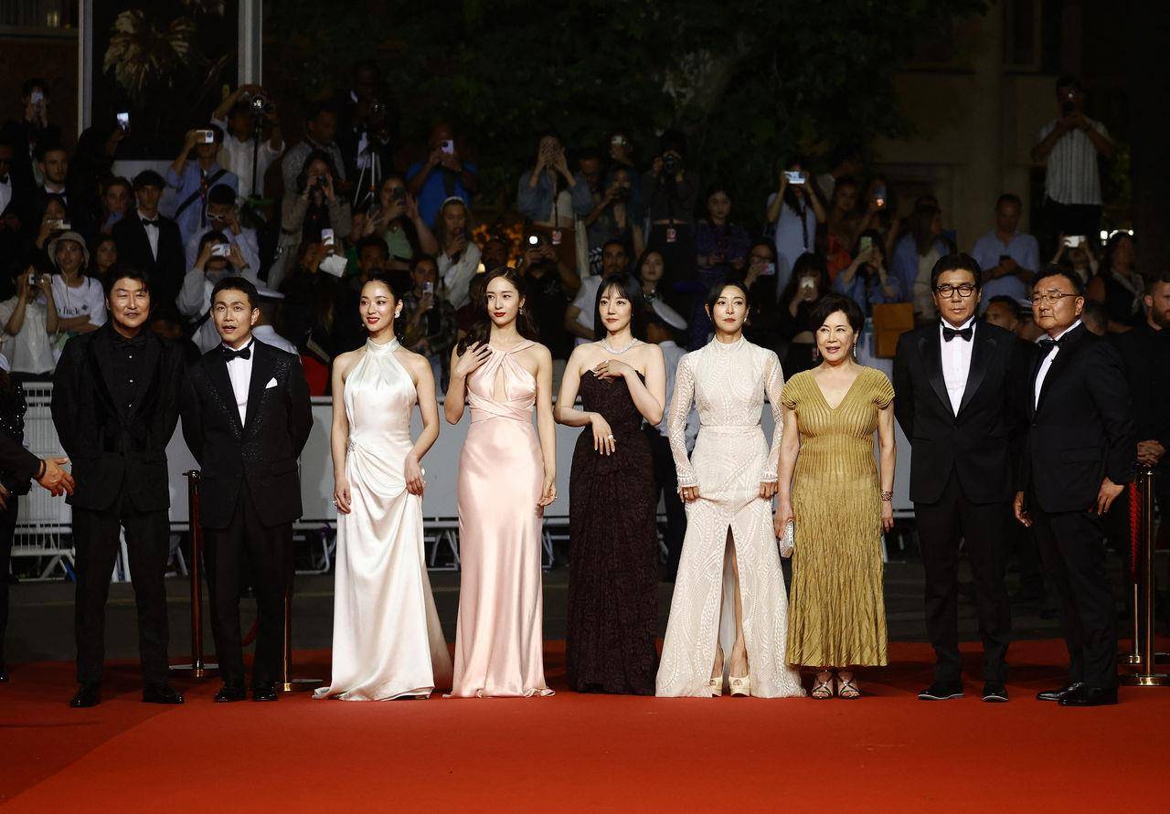 Krystal粉色礼服露美胸踏坎城红毯　全汝彬性感直角肩Chopard加持更大气 时尚穿搭 图1张