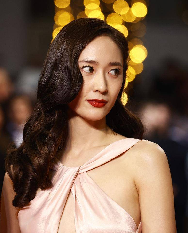 Krystal粉色礼服露美胸踏坎城红毯　全汝彬性感直角肩Chopard加持更大气 时尚穿搭 图3张