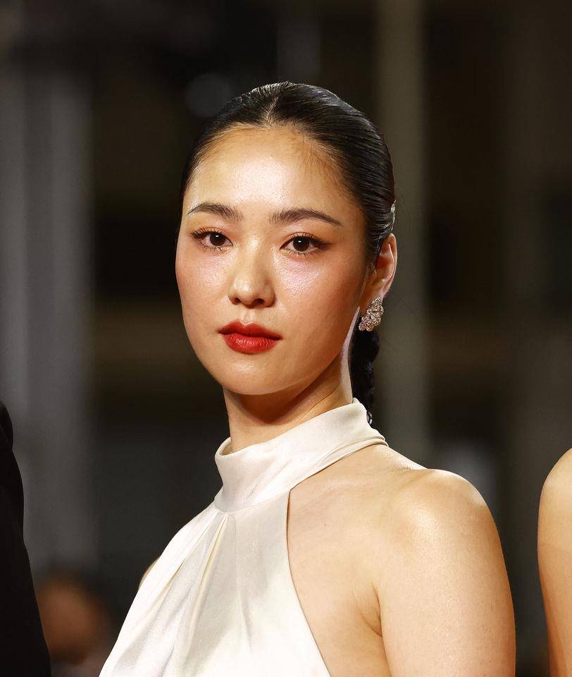 Krystal粉色礼服露美胸踏坎城红毯　全汝彬性感直角肩Chopard加持更大气 时尚穿搭 图4张