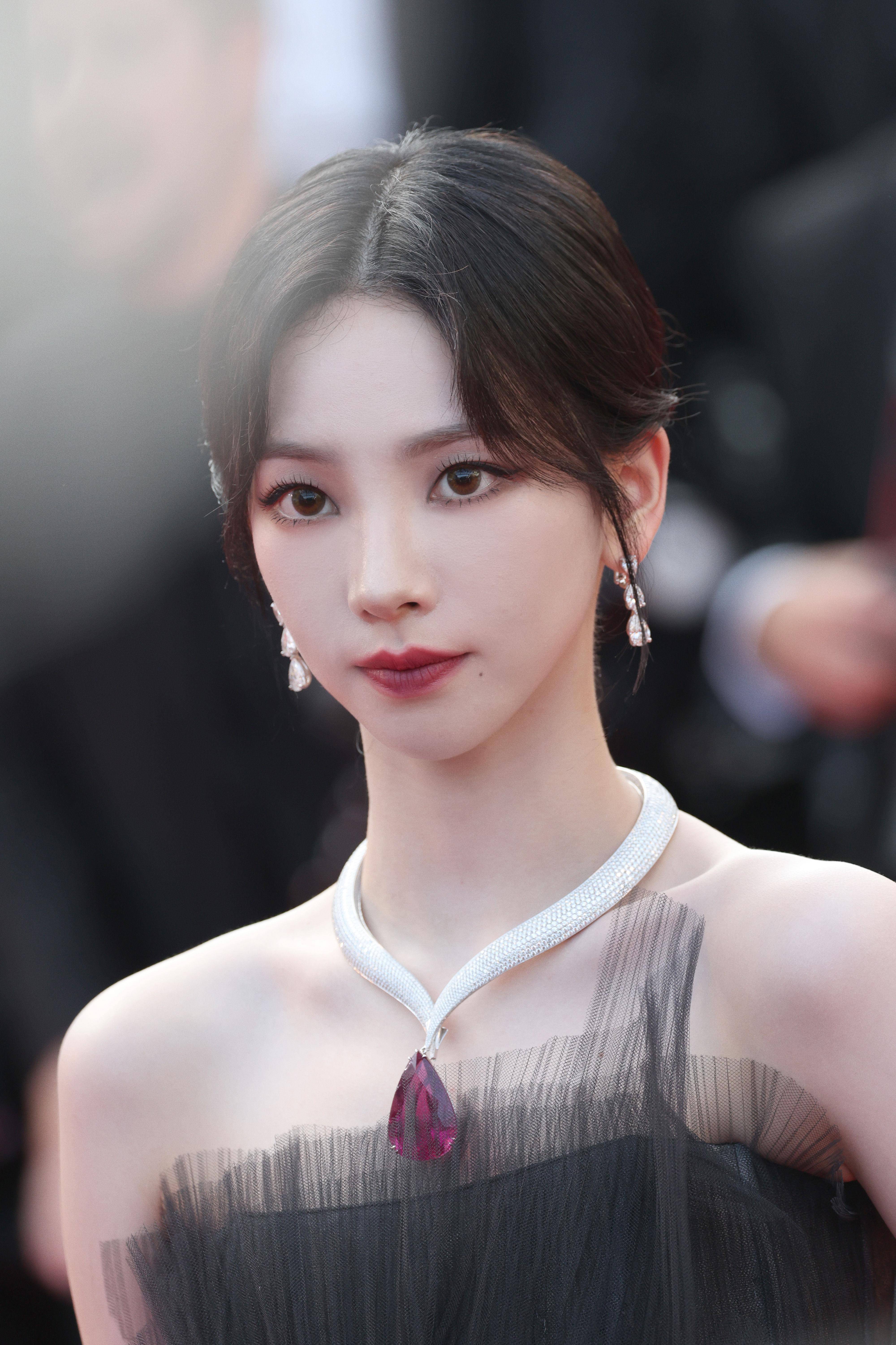 aespa团员Karina项炼“连3撞”　蕾哈娜早戴过、乔治娜也惨中招 奢侈品牌 图2张
