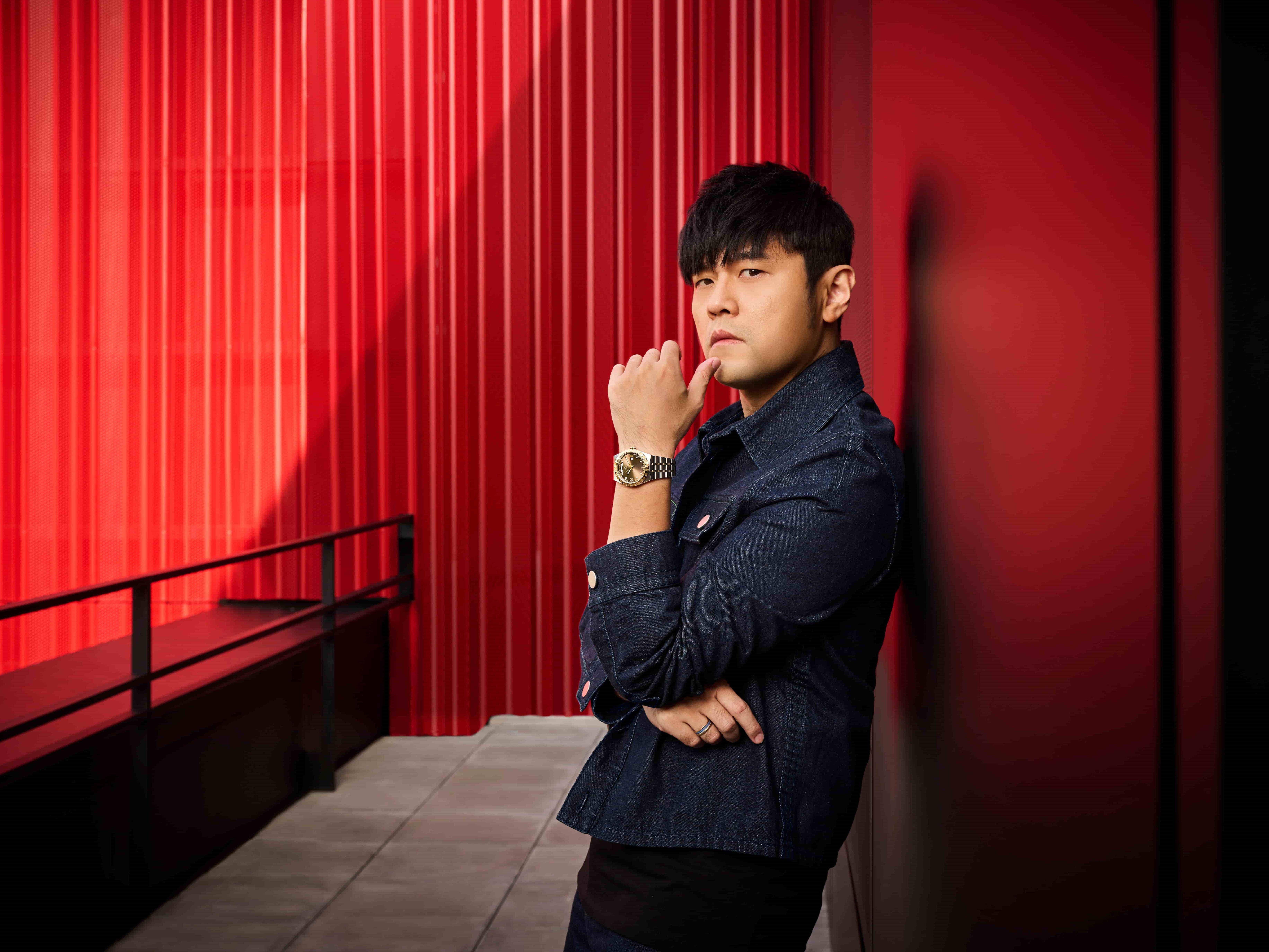 帝舵红表厂成周杰伦拍照热点　巧克力色新表上手很时髦 名人名流 图1张