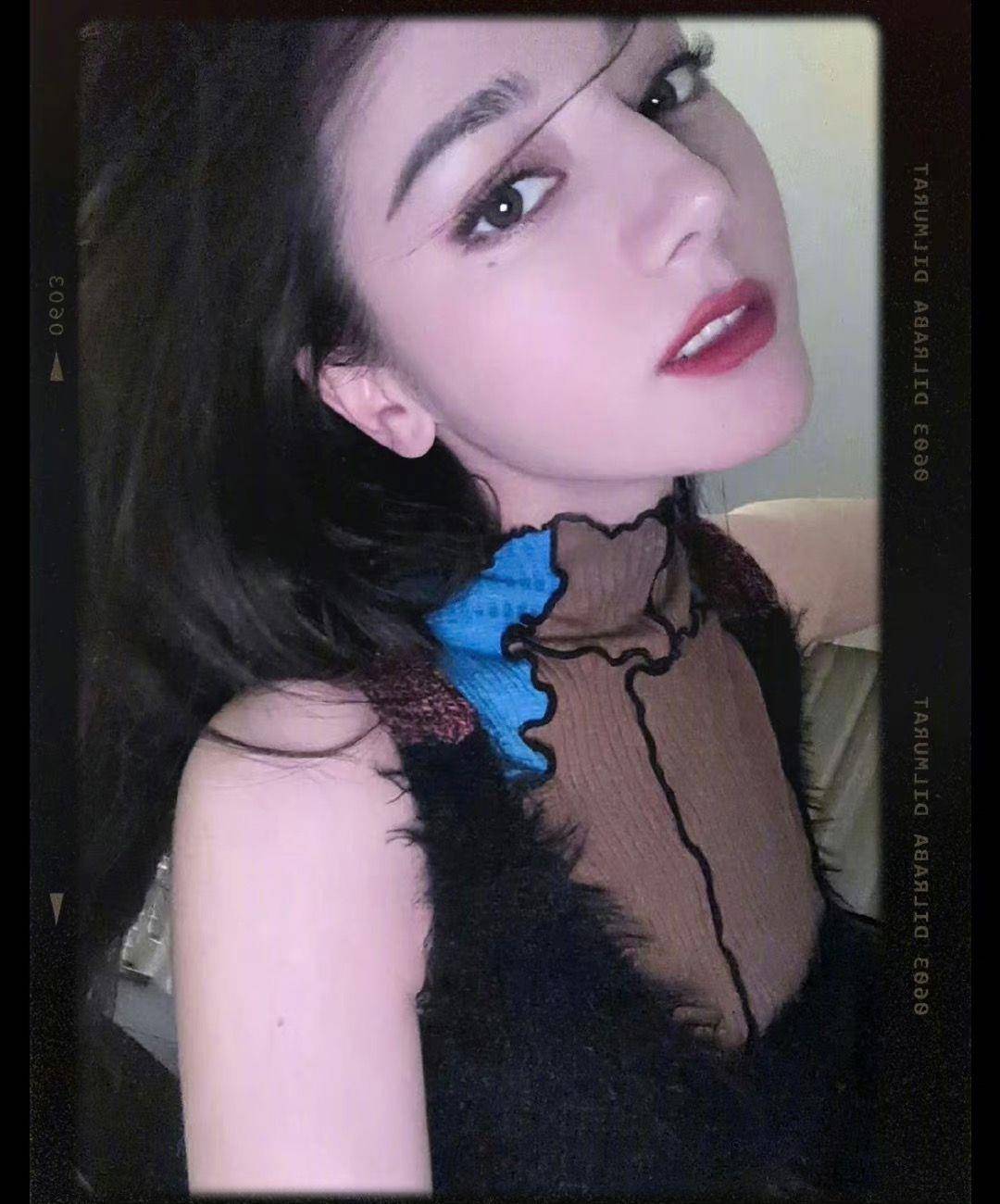 迪丽热巴私服更精彩！洛杉矶小众包款、高彩度Y2K短裙火辣破表 名人名流 图1张