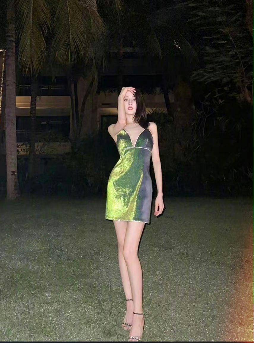 迪丽热巴私服更精彩！洛杉矶小众包款、高彩度Y2K短裙火辣破表 名人名流 图4张