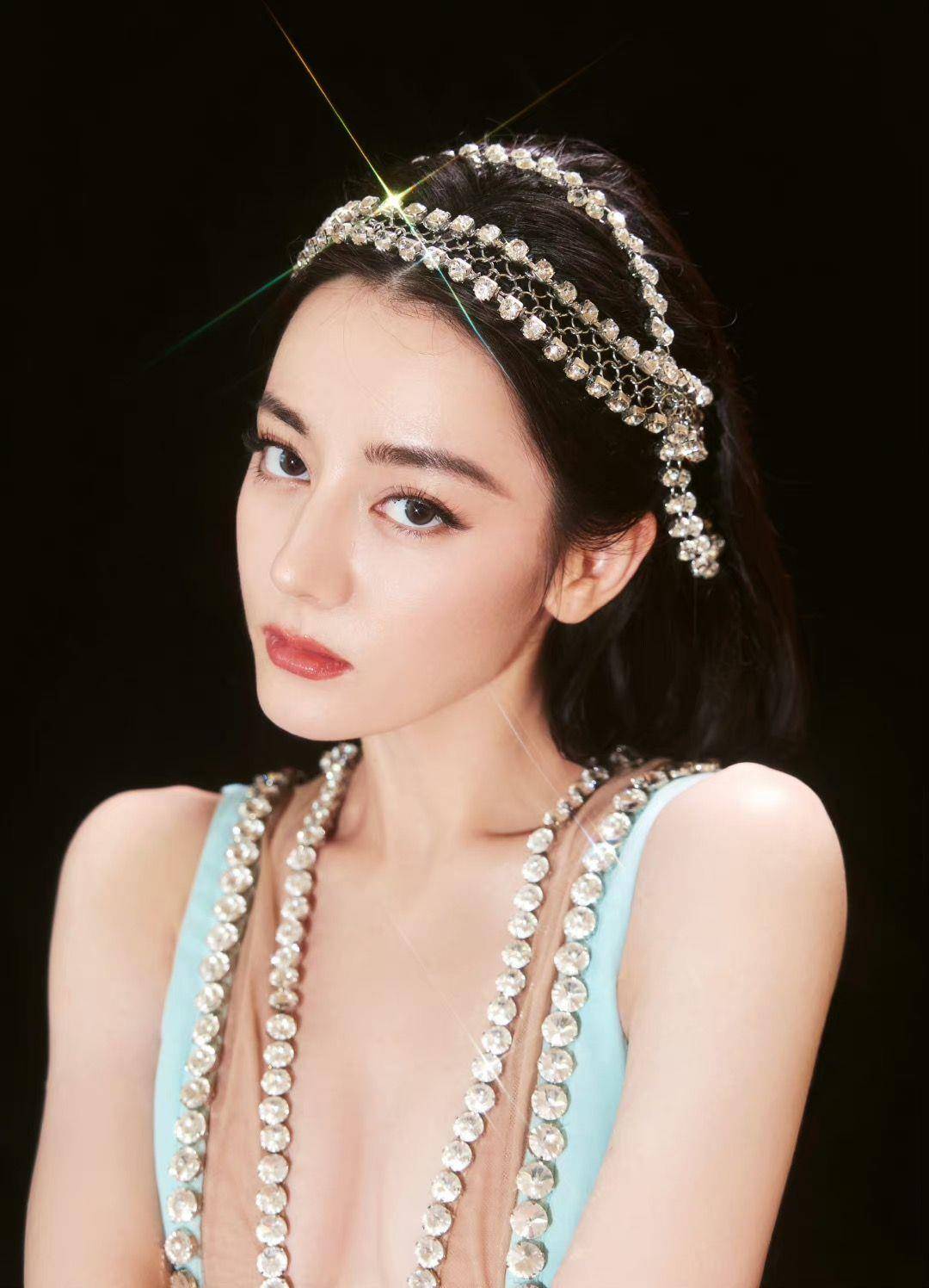 迪丽热巴“美人鱼上岸”造型封神！　穿深U钻饰鱼尾裙气势全开 名人名流 图1张