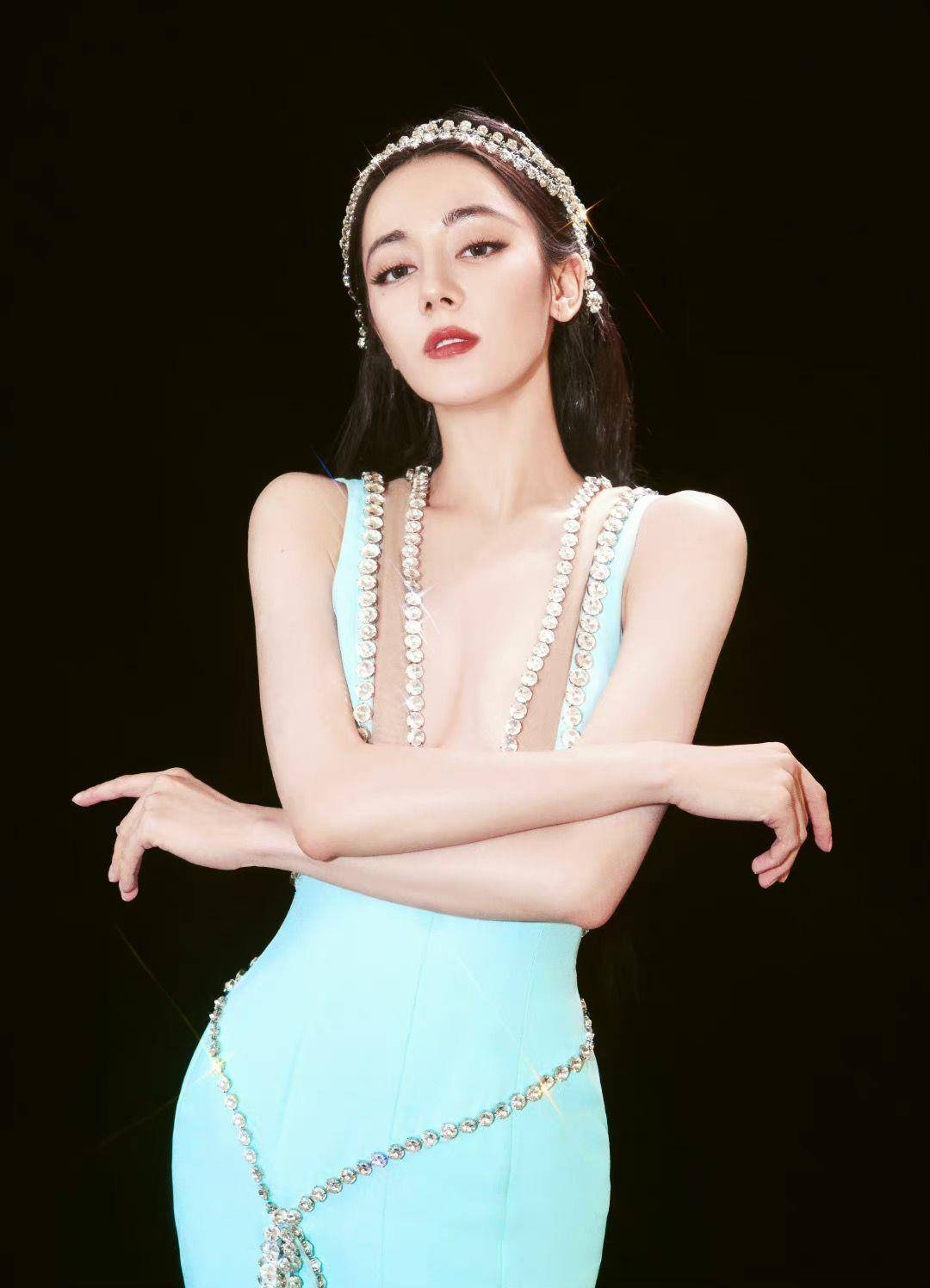 迪丽热巴“美人鱼上岸”造型封神！　穿深U钻饰鱼尾裙气势全开 名人名流 图4张