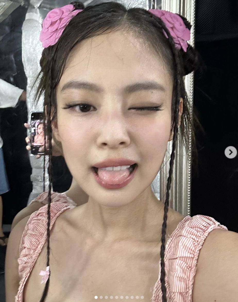 Jennie流汗自拍超可爱！“泰国场战袍”宽领背心致敬当地、芭蕾风最仙 名人名流 图1张
