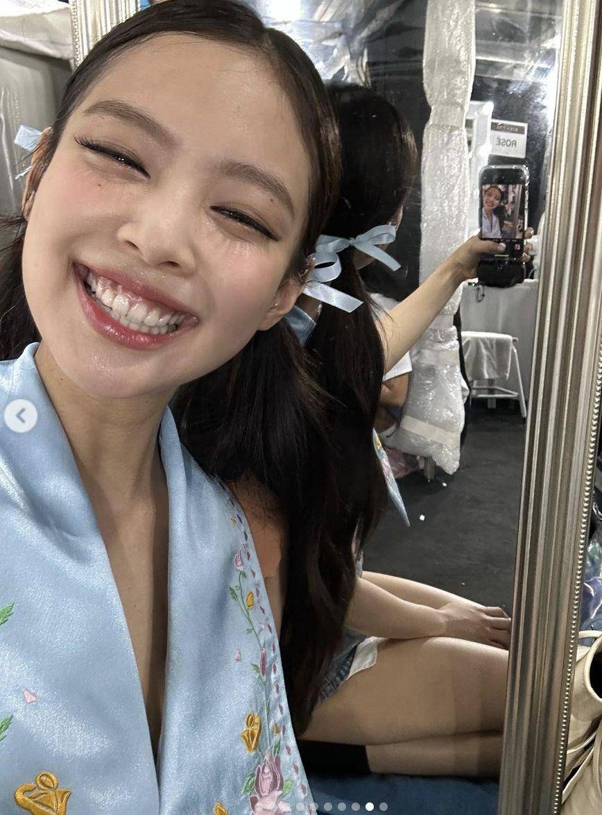 Jennie流汗自拍超可爱！“泰国场战袍”宽领背心致敬当地、芭蕾风最仙 名人名流 图2张