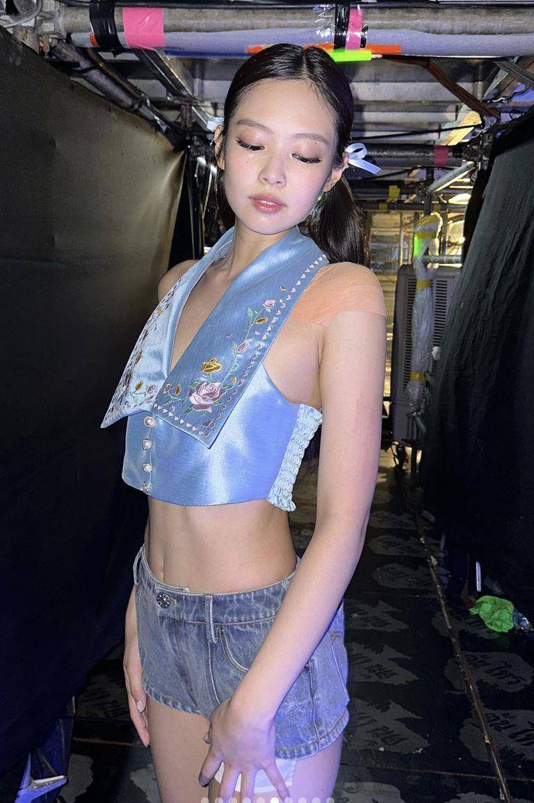 Jennie流汗自拍超可爱！“泰国场战袍”宽领背心致敬当地、芭蕾风最仙 名人名流 图3张