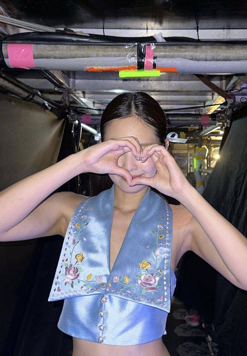 Jennie流汗自拍超可爱！“泰国场战袍”宽领背心致敬当地、芭蕾风最仙 名人名流 图4张