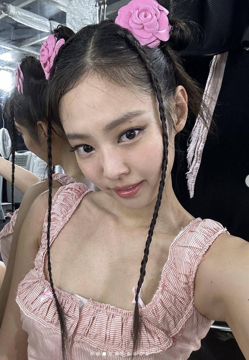 Jennie流汗自拍超可爱！“泰国场战袍”宽领背心致敬当地、芭蕾风最仙 名人名流 图6张