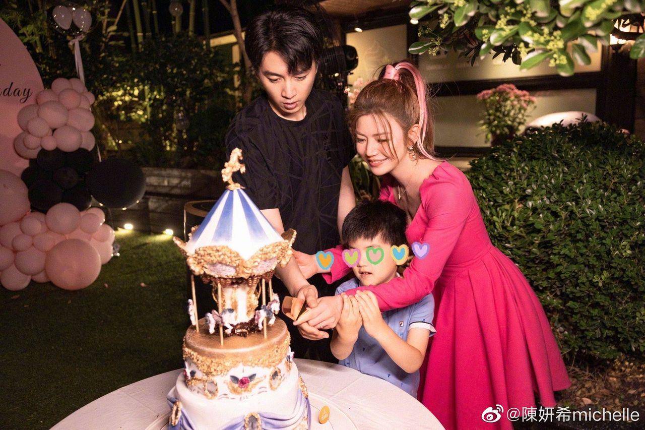 感觉才20岁不像妈！陈妍希过40岁生日　穿桃红色洋装超冻龄 时尚穿搭 图1张