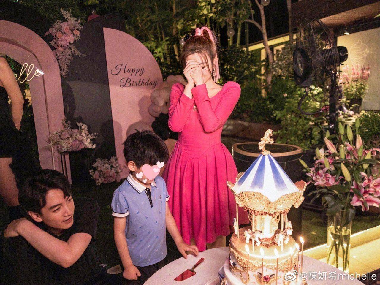 感觉才20岁不像妈！陈妍希过40岁生日　穿桃红色洋装超冻龄 时尚穿搭 图2张