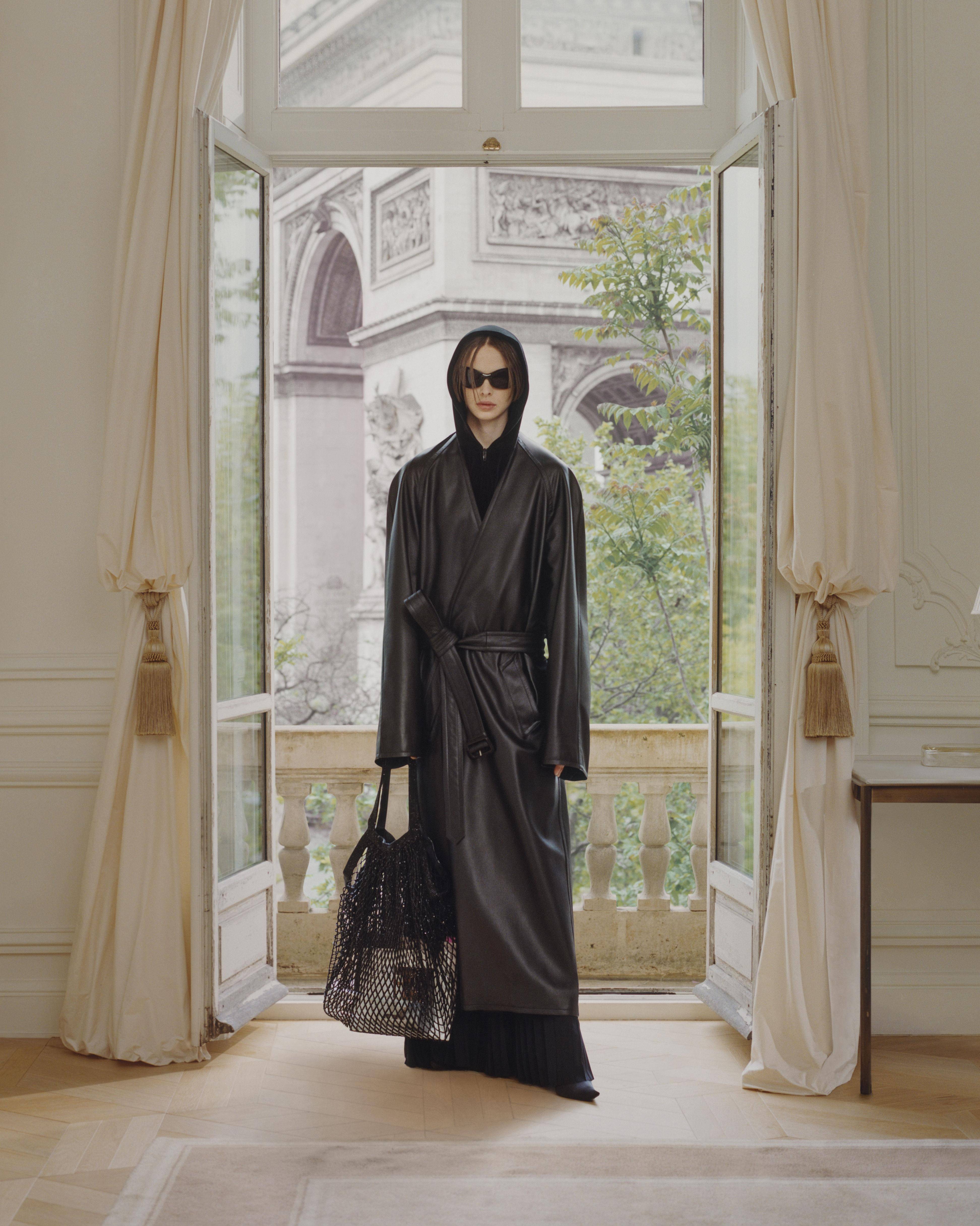 BALENCIAGA春季“Capital B”捕捉巴黎行人日常！　网状手袋、浴巾裙致敬生活 时尚穿搭 图3张