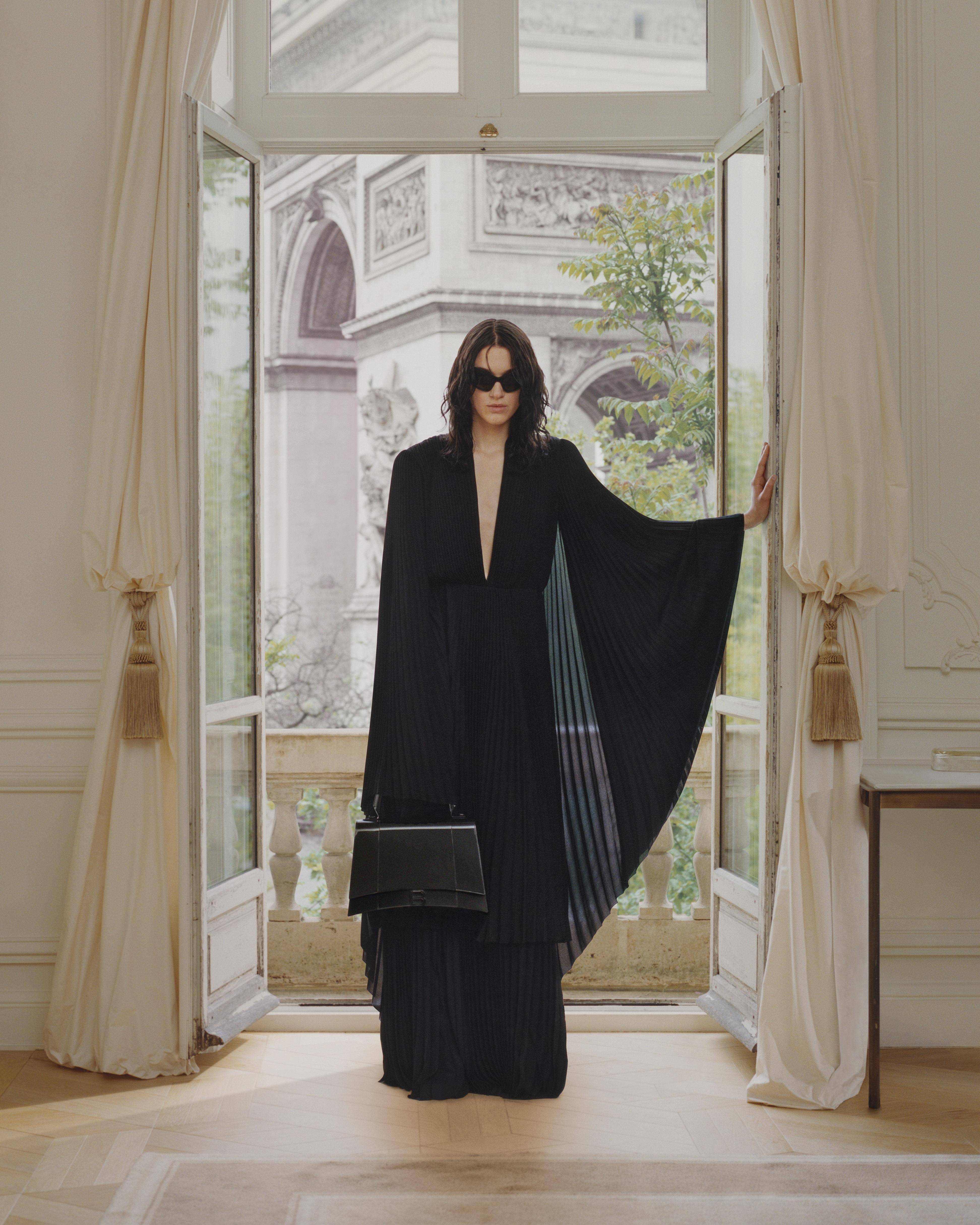 BALENCIAGA春季“Capital B”捕捉巴黎行人日常！　网状手袋、浴巾裙致敬生活 时尚穿搭 图6张
