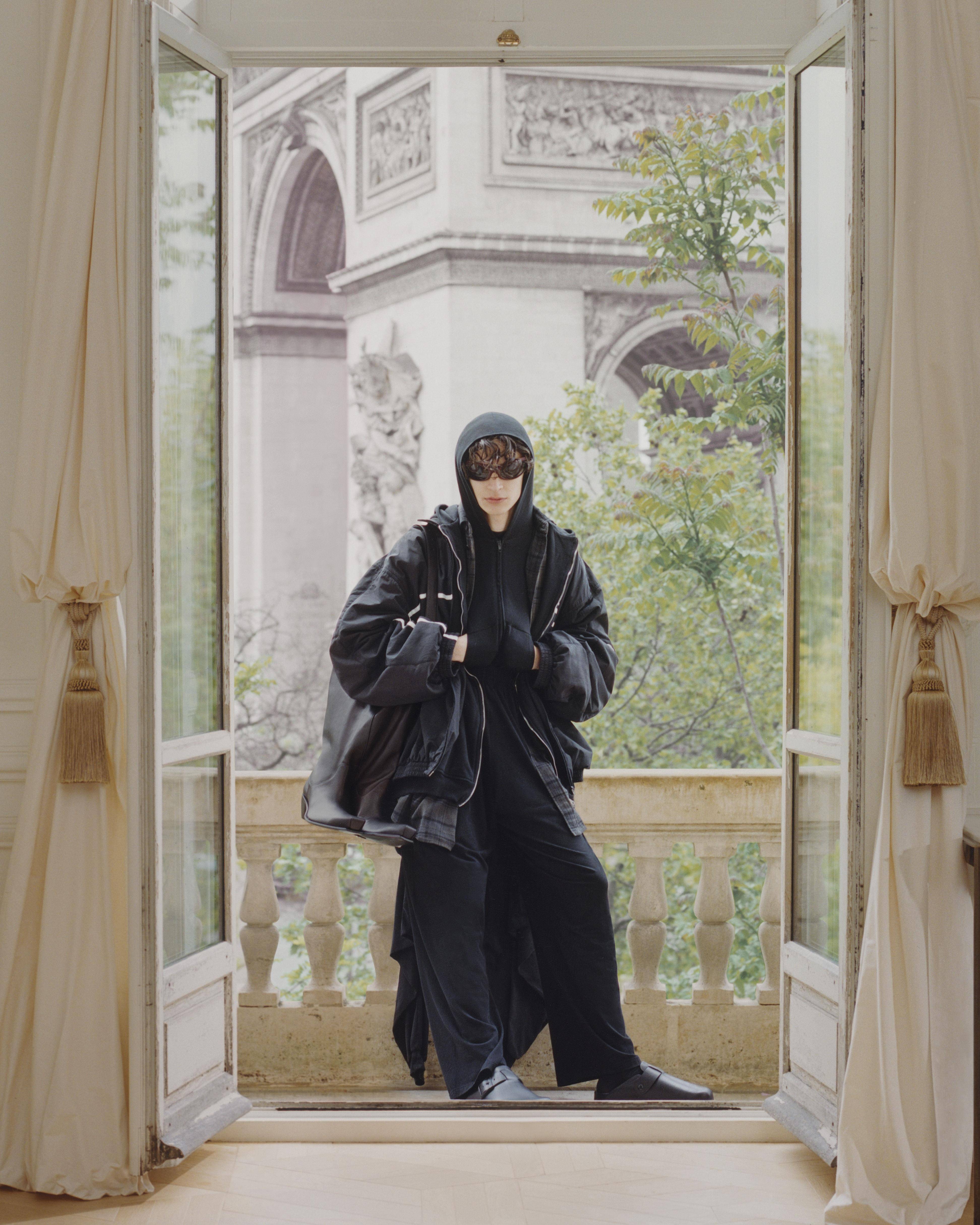 BALENCIAGA春季“Capital B”捕捉巴黎行人日常！　网状手袋、浴巾裙致敬生活 时尚穿搭 图7张