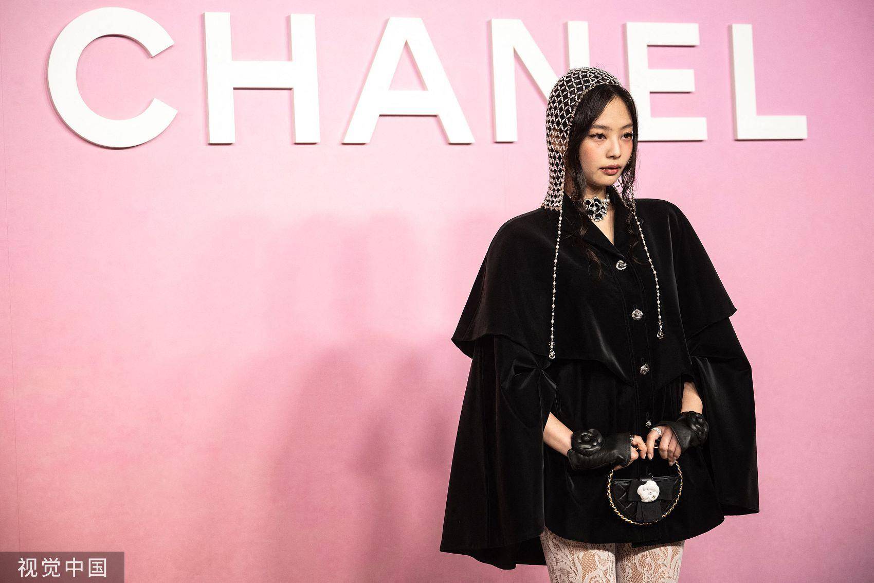 果然人间香奈儿！Jennie“精灵斗篷装”搭珍珠帽、印花裙掀热潮 时尚穿搭 图1张