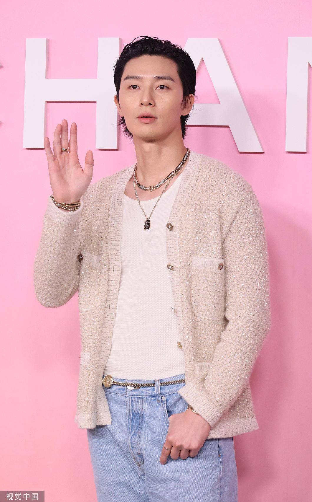 果然人间香奈儿！Jennie“精灵斗篷装”搭珍珠帽、印花裙掀热潮 时尚穿搭 图2张
