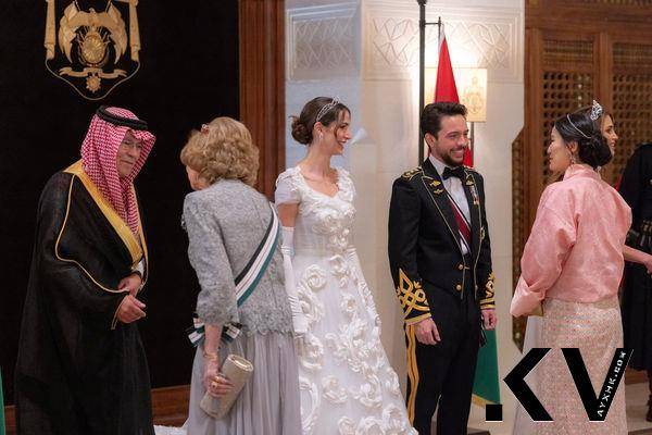 约旦王储迎娶阿拉伯富豪千金　新娘绝美白纱和凯特王妃撞同牌 时尚穿搭 图5张