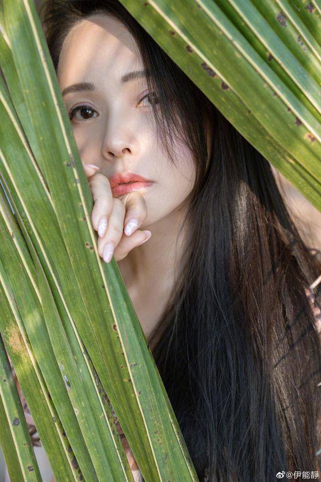 55岁伊能静纤长美腿秘诀！夏天也泡澡、搭配刮痧加强循环 最新资讯 图4张