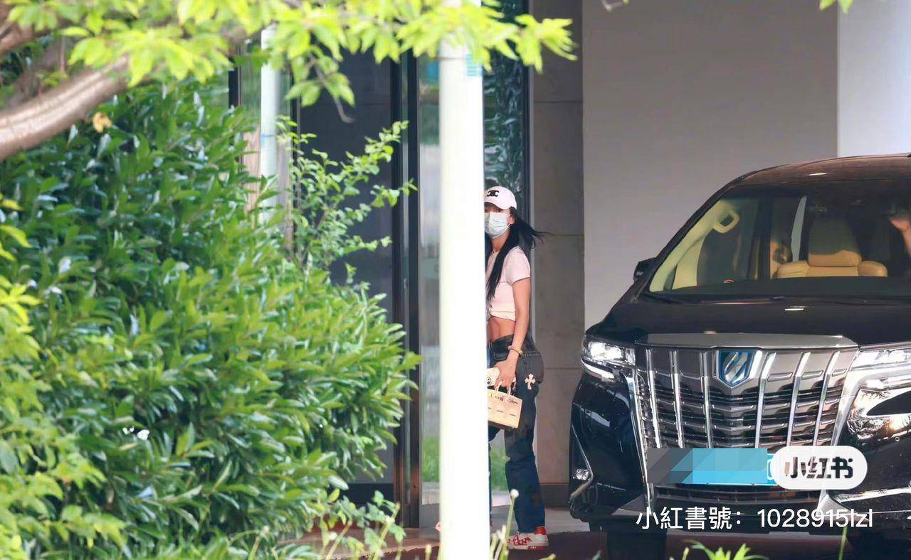Angelababy拎800万爱马仕“初雪小房子”铂金包　超豪价格惊掉粉丝下巴 时尚穿搭 图1张