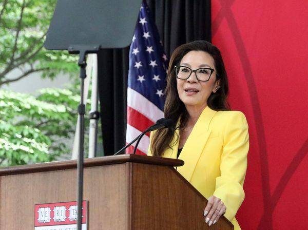 杨紫琼贵妇造型游湖美翻　黄X“权力套装”秀干练一面 时尚穿搭 图4张