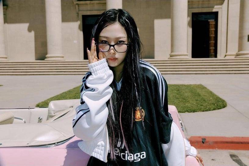 夏天必备Y2K上衣与格子百褶裙　跟着女团aespa、(G)I-DLE穿变美式辣妹 最新资讯 图7张