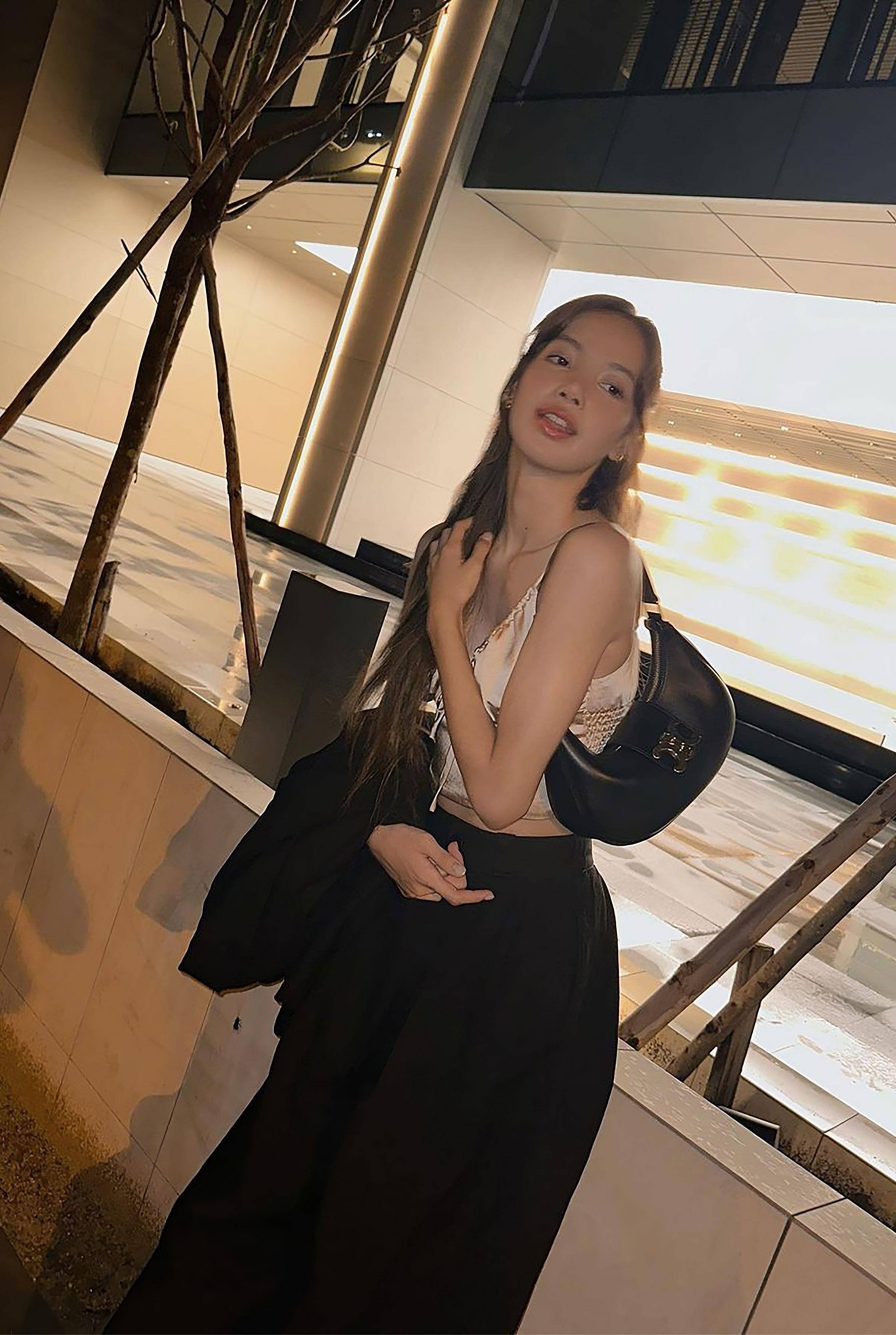 Lisa超淡妆配CELINE新腋下包游泰国古都　Rosé背巨大YSL手袋亮相 名人名流 图7张