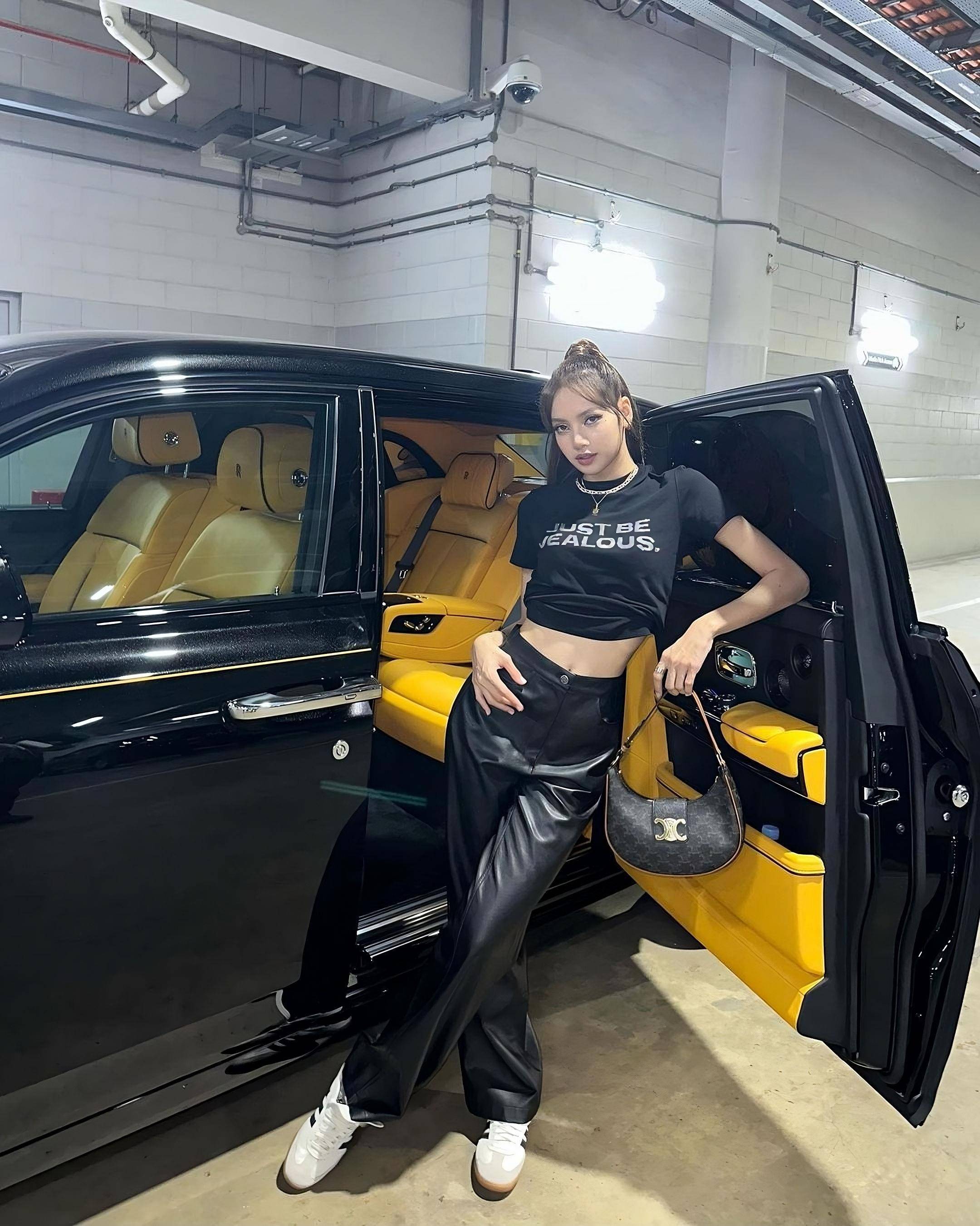 Lisa超淡妆配CELINE新腋下包游泰国古都　Rosé背巨大YSL手袋亮相 名人名流 图8张