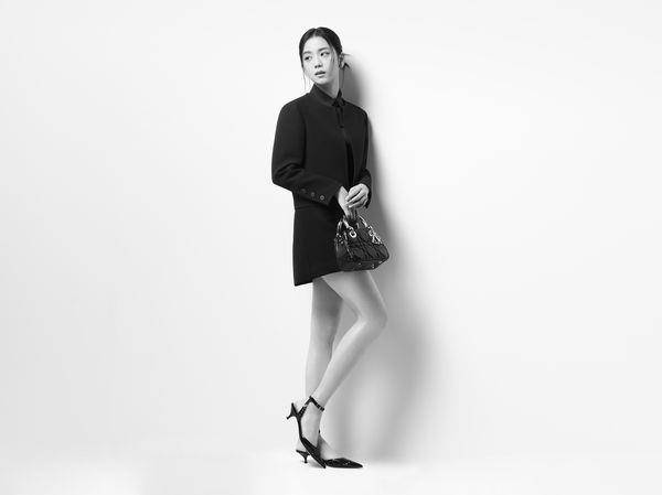Lisa超淡妆配CELINE新腋下包游泰国古都　Rosé背巨大YSL手袋亮相 名人名流 图9张