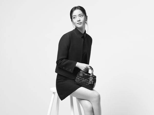 Lisa超淡妆配CELINE新腋下包游泰国古都　Rosé背巨大YSL手袋亮相 名人名流 图10张