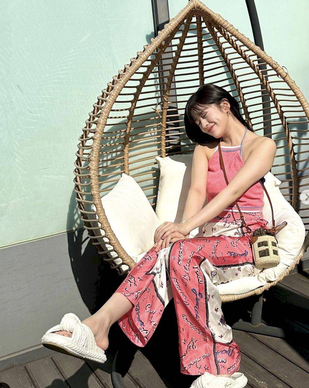 陈庭妮与安俞真等不及上身！FENDI“夏日星座”沙滩装 、草编包超解暑 名人名流 图6张